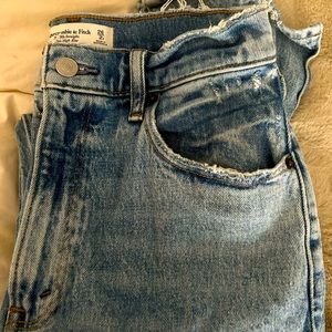 Abercrombie The 90’s Straight Ultra High Rise Size 26R